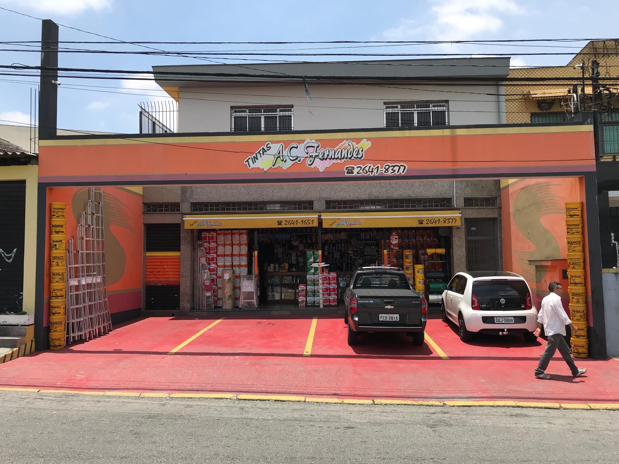 Fachada da Tintas A.C. Fernandes na Av. Cangaíba, 1838